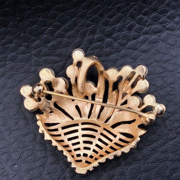 Crown Trifari Basket Brooch 1960s Faux Pearl Bouquet Gold Tone TV & Book Piece - Picture 2 of 6